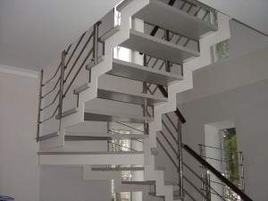 Металлическая лестница в дизайне интерьера.