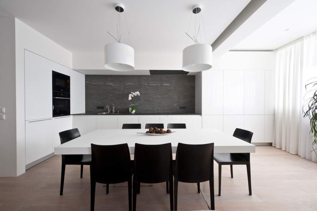 Белая кухня в дизайне интерьера.