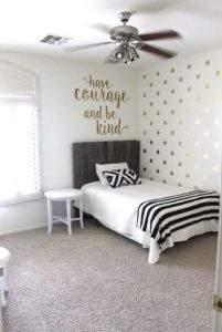 золотой горошек на стене в интерьере спальни